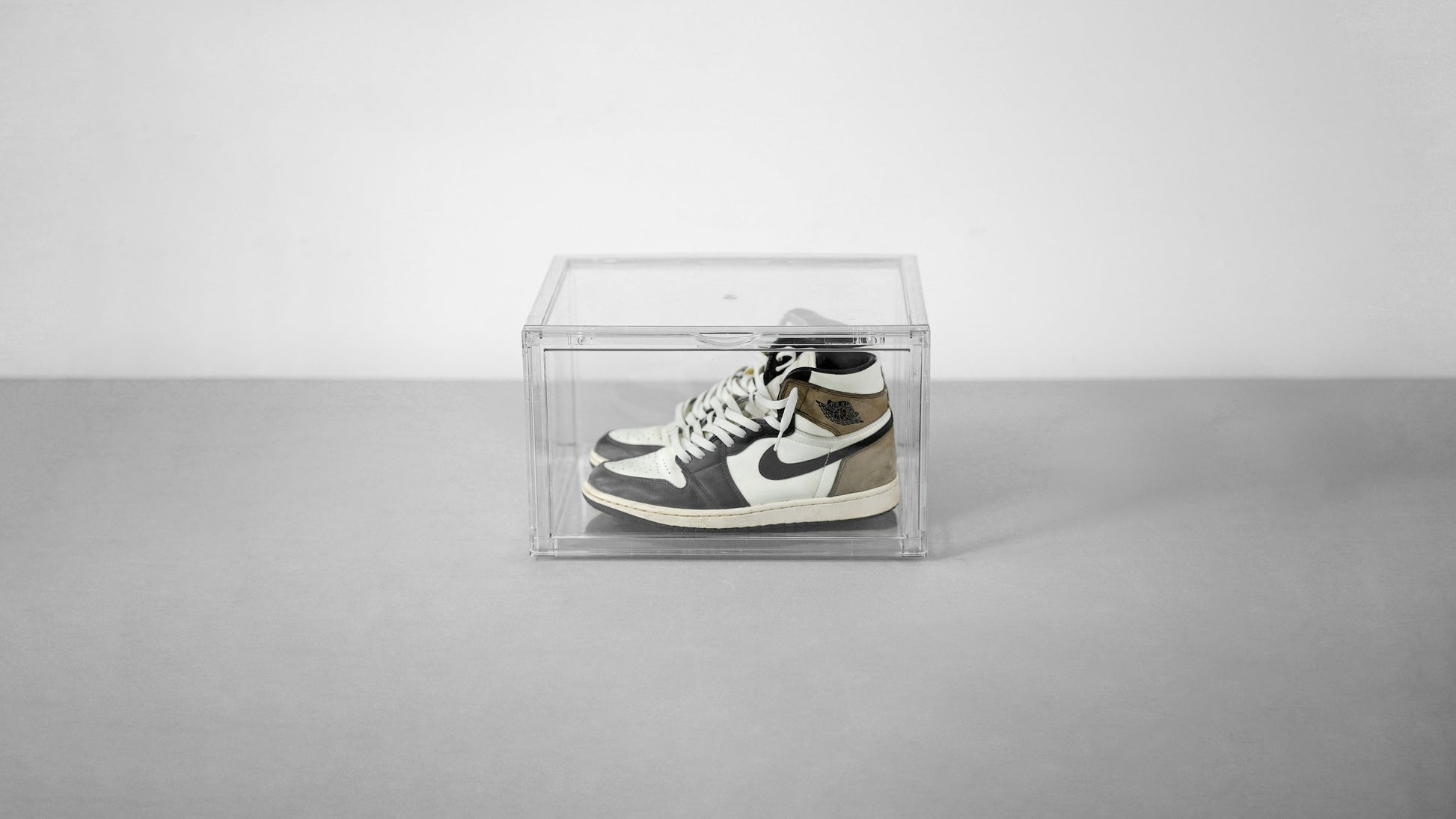 Single clear SPBOX Ultimate Sneaker Display box with a high-top sneaker inside